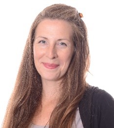 A person with long hair with medium confidence